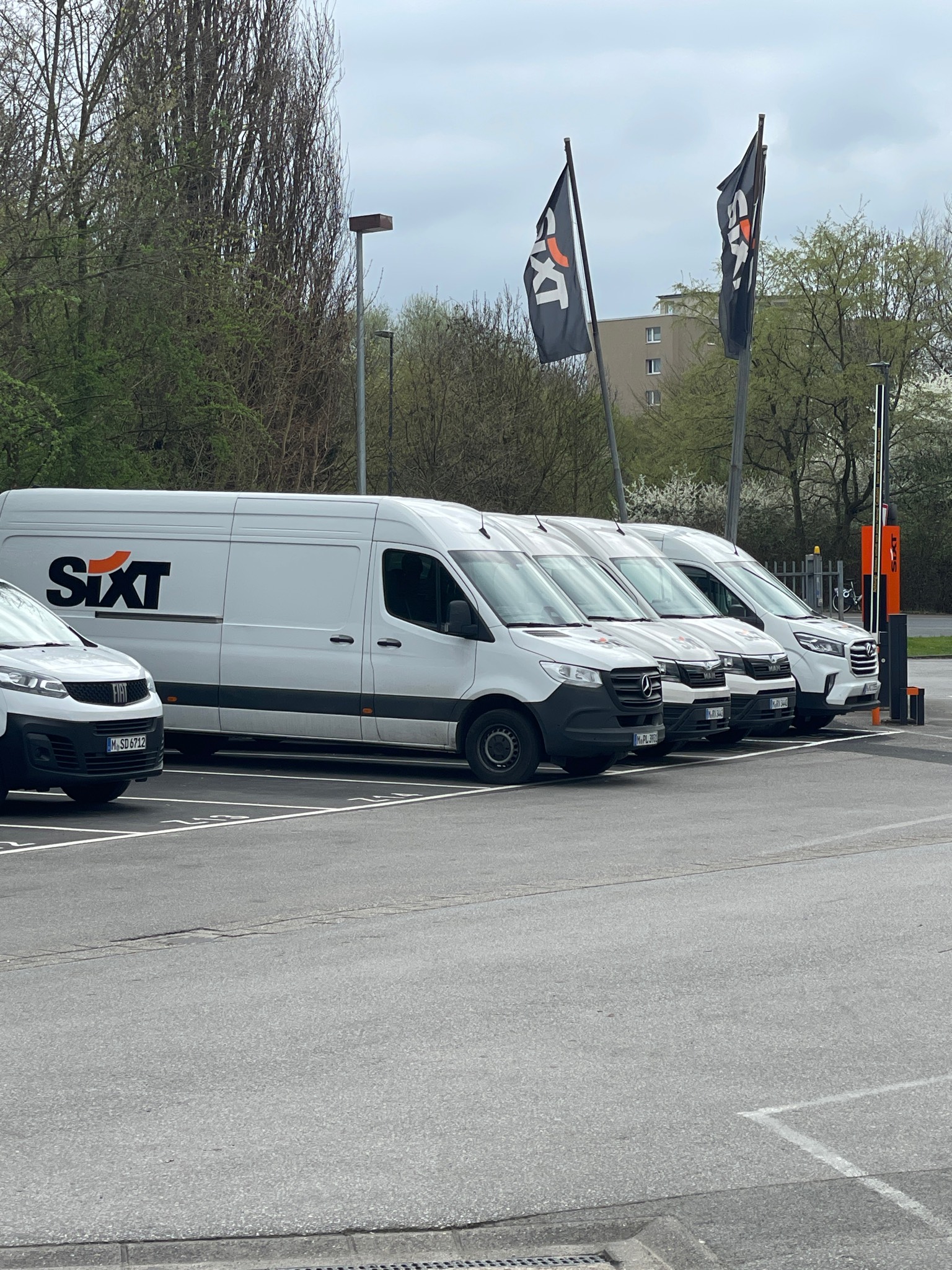 SIXT Truck Center Düsseldorf, Tilde-Klose-Weg 2-4 in Düsseldorf
