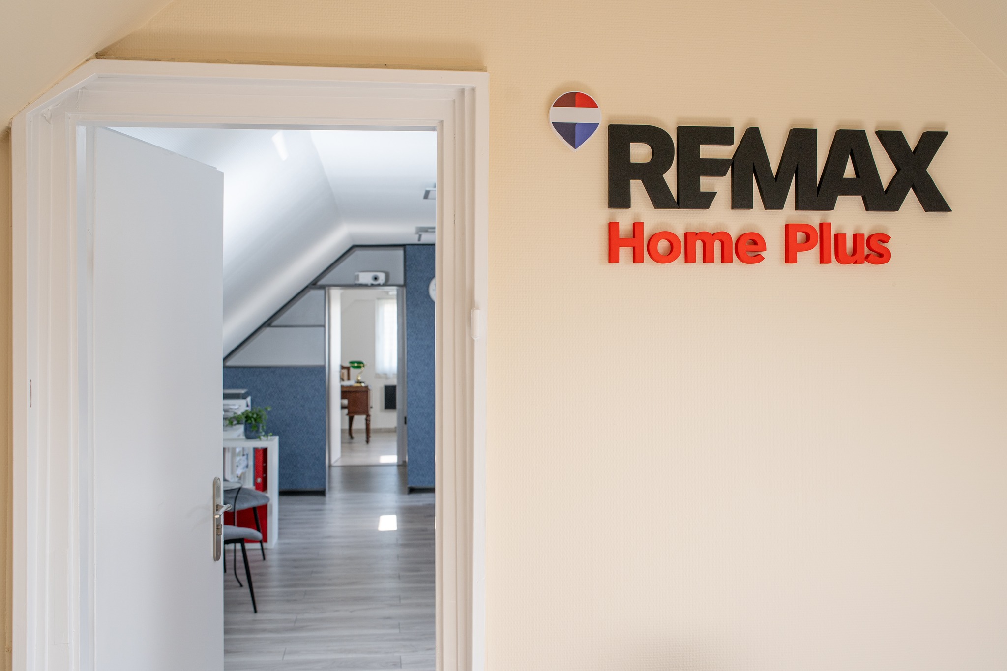 Images Ingatlaniroda, ingatlan és hitel közvetítés - RE/MAX Home Plus