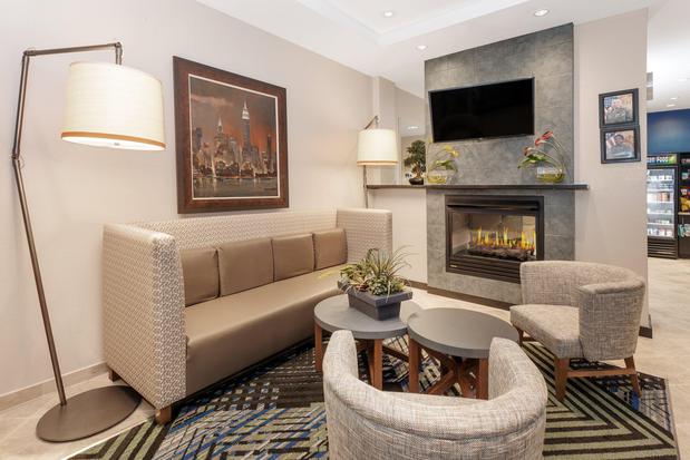 Images Holiday Inn Express Building 107