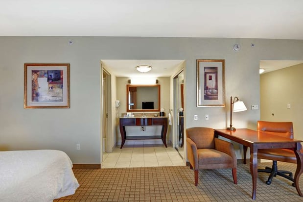 Images Hampton Inn & Suites Peoria at Grand Prairie, IL