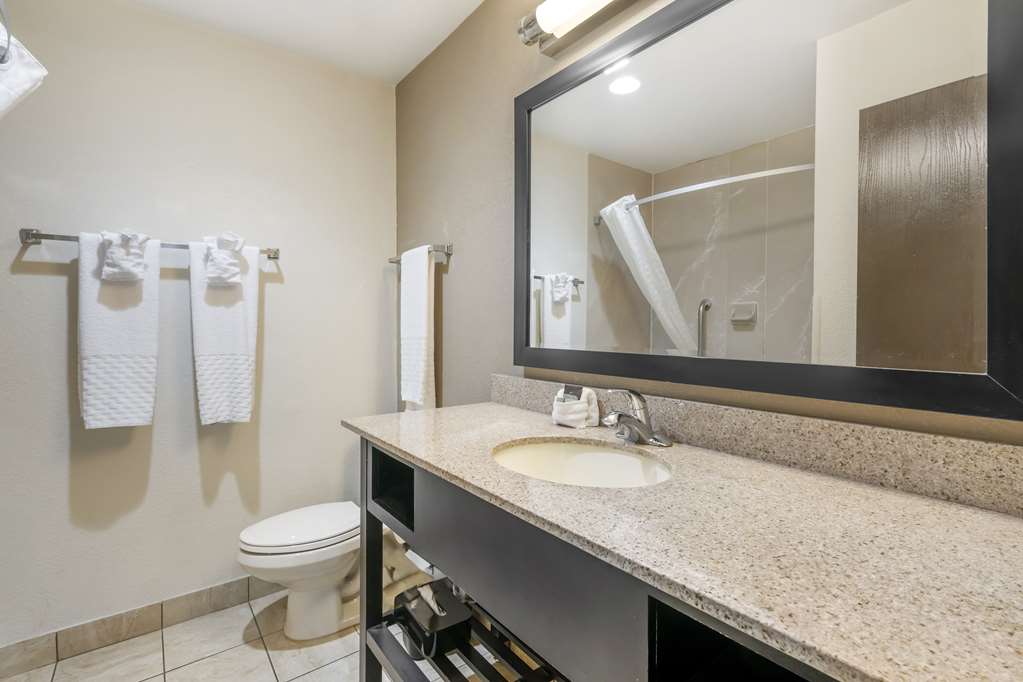 2 Queen Bed Room Bathroom 