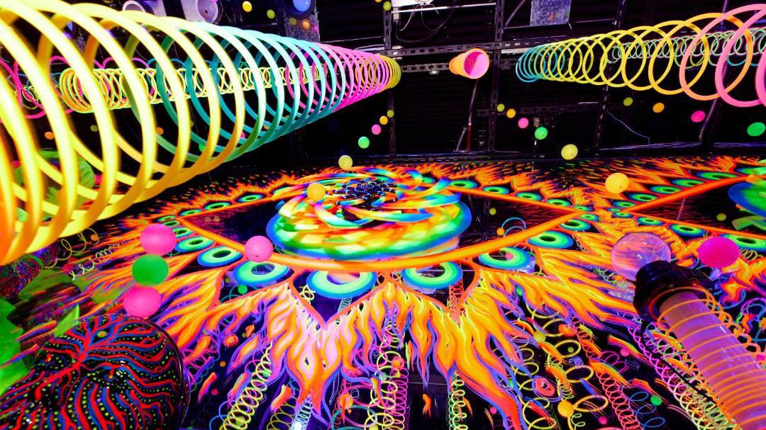 Bounce into the beyond in Wink World’s infinity mirror slinky room! Spirals are in our DNA, and we will spin you right round in an evolution of perception! This is only one of six distinct experiences of the infinite waiting for you here at Wink World.