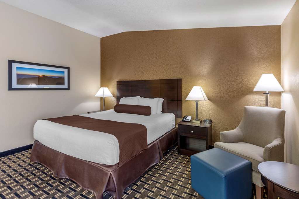 1 Queen Bed