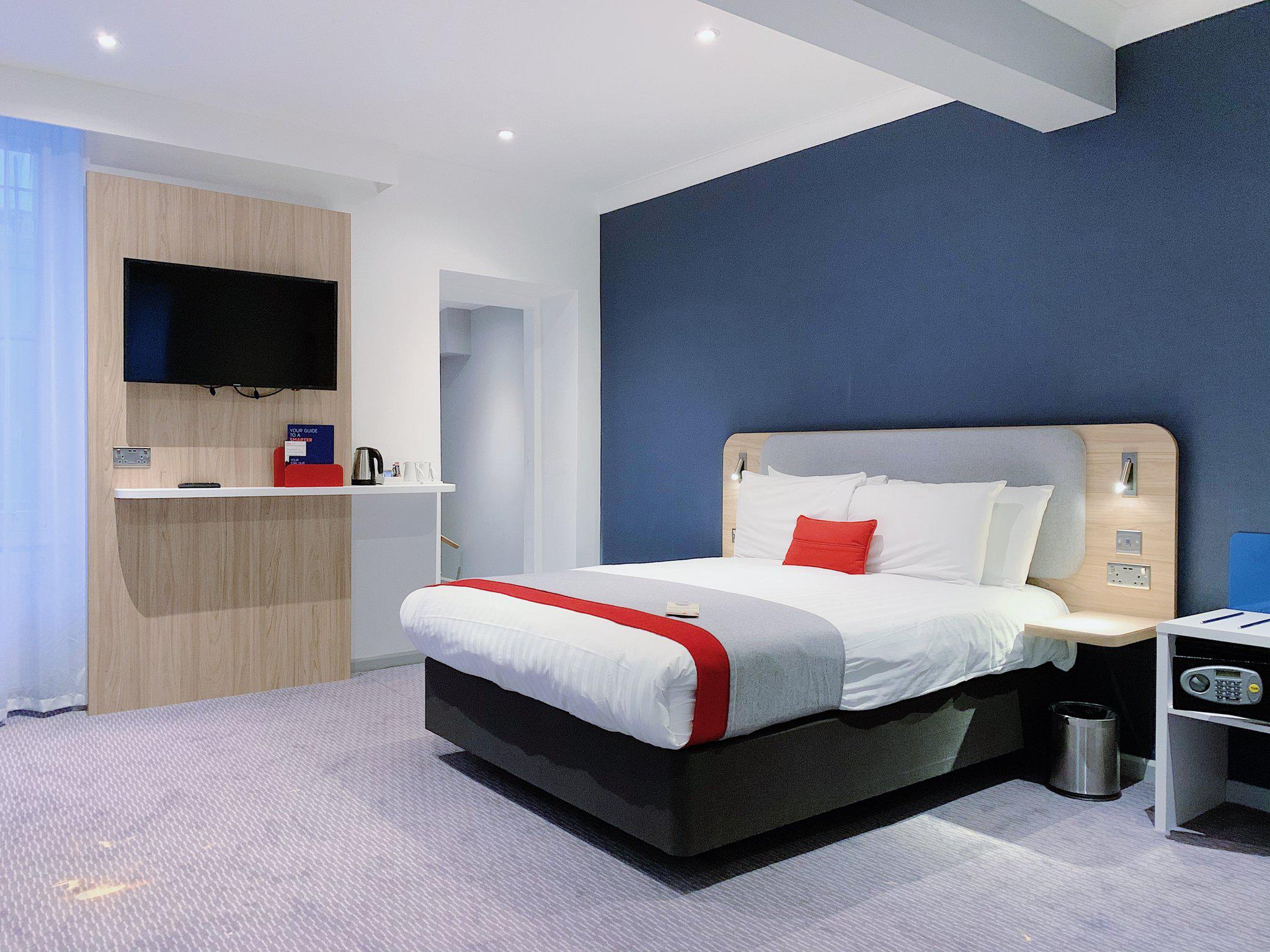 Holiday Inn Express London - Victoria, an IHG Hotel London 020 7630 8888