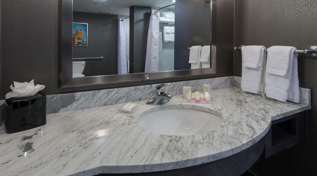 Guest room bath