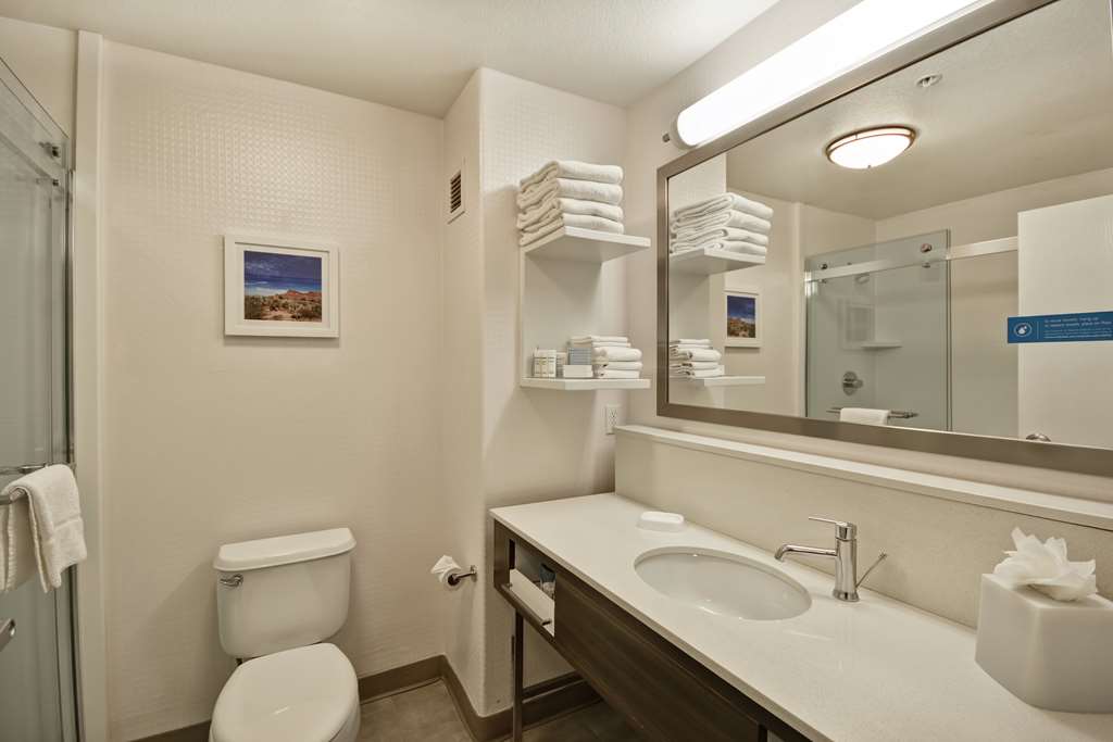 Guest room bath