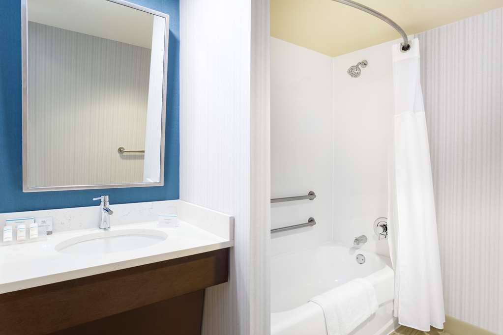 Guest room bath