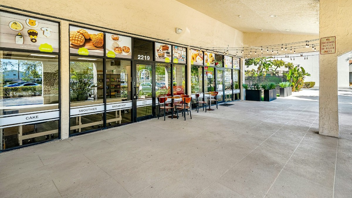 Family-owned local cake shop near Boca Raton. 