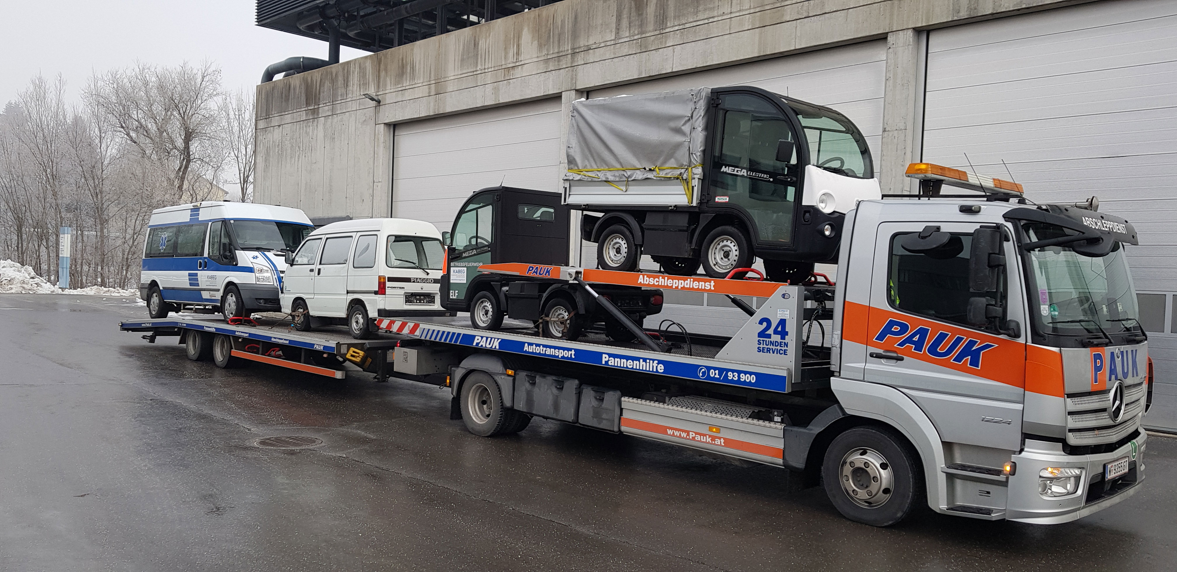 Bild zu Autotransport mehrerer Fahrzeuge und Baumaschinen auf einmal mit Abschleppfahrzeugen von Abschleppdienst PAUK GmbH. In unserem Abschleppdienst Fuhrpark haben wir die unterschiedlichsten Fahrzeuge. Welche genau kann man sich unter https://www.pauk.at/fuhrpark/ anschauen. Vom einfachen Transport eines Autos bis hin zum Transport von 7 Autos auf nur einem LKW. Durch den großen Abschleppdienst Fuhrpark können wir sehr flexible Termine anbieten zu einem Top Preis. Jetzt einfach ein unverbindliches Angebot bei unserem Team unter +43193900 holen.