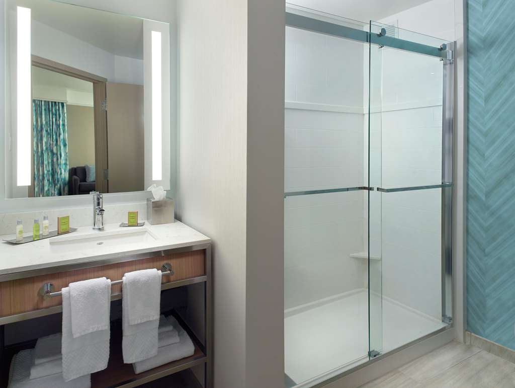 Guest room bath