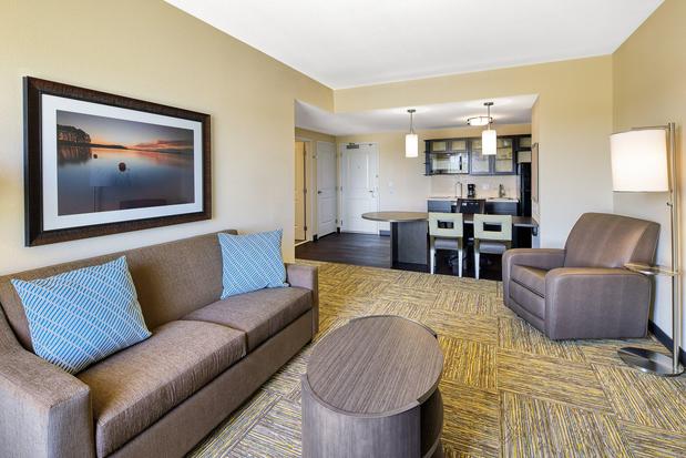 Images Candlewood Suites Building 38300