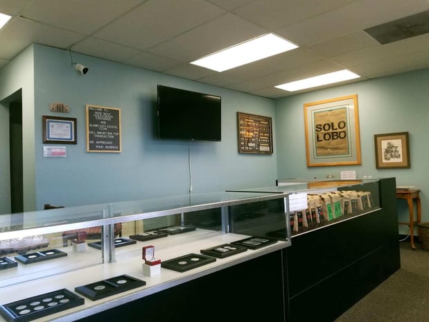 Images Wise Wolf Gold & Silver Denison