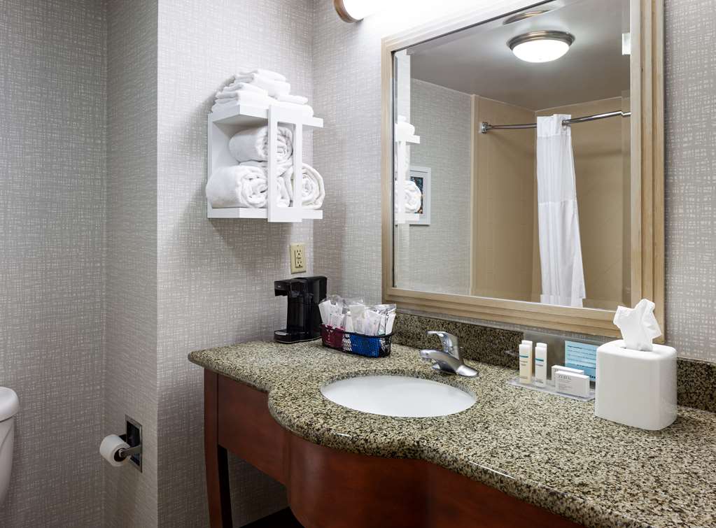 Guest room bath