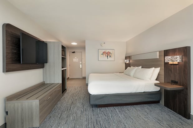 Images Holiday Inn Express & Suites Milwaukee-New Berlin by IHG