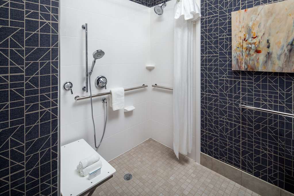 Guest room bath