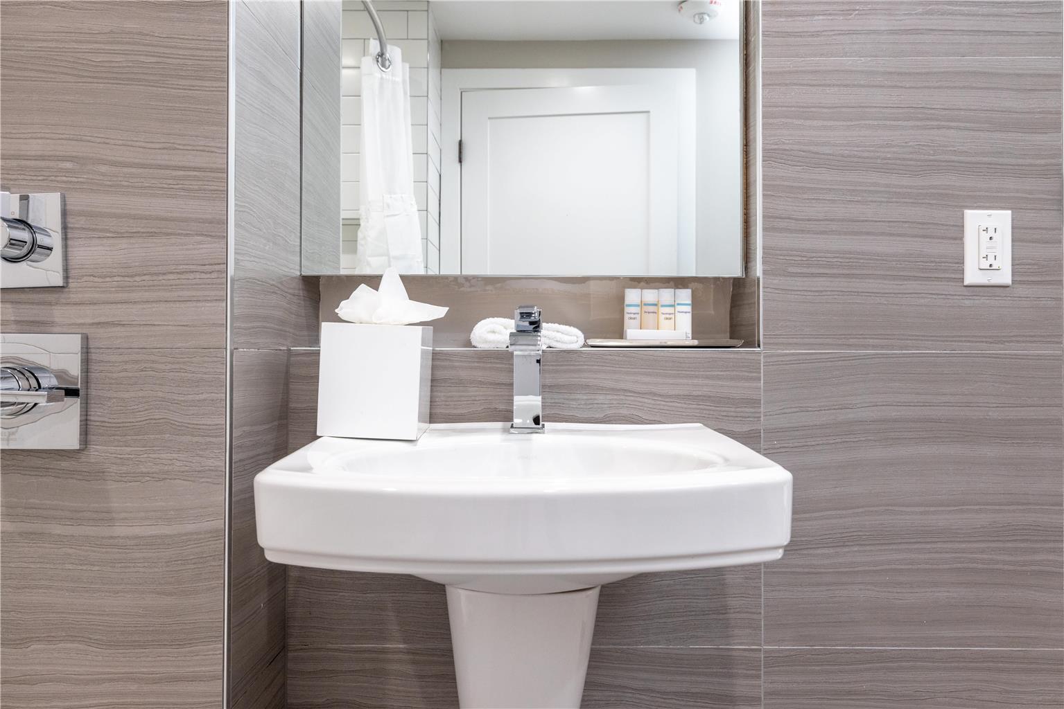 Guest room bath