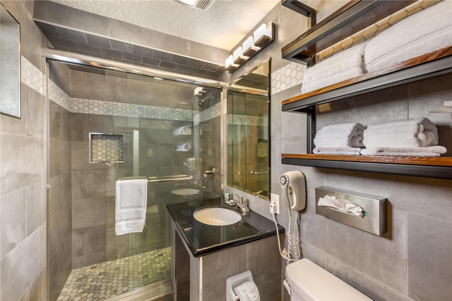 Queen Bathroom - Regular