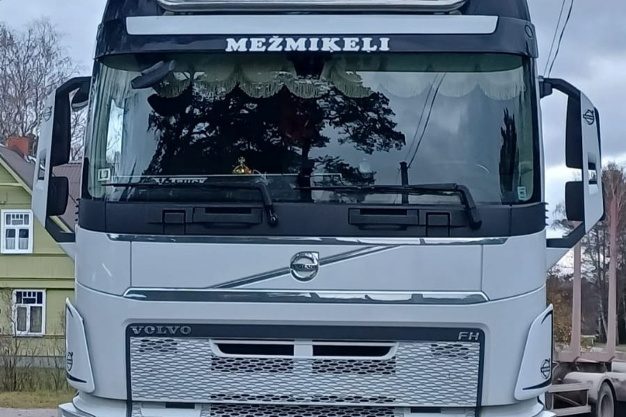 SIA Mežmiķeļi, veic dažādu kokmateriālu, tostarp malkas, papīrmalkas un zāģbaļķu, iepirkšanu krautuvē, nodrošinot klientiem izdevīgus nosacījumus.