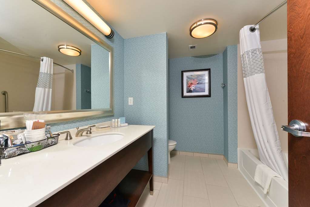 Guest room bath