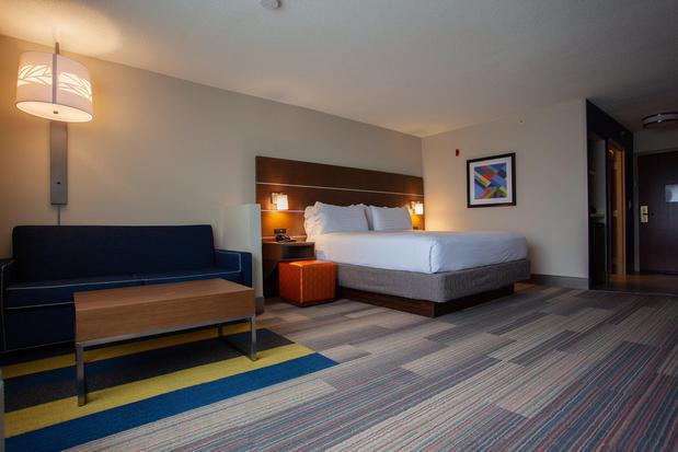 Images Holiday Inn Express & Suites Atlanta N-Perimeter Mall Area by IHG