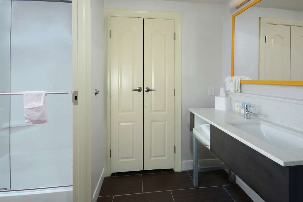 Guest room bath