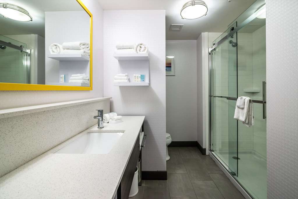 Guest room bath