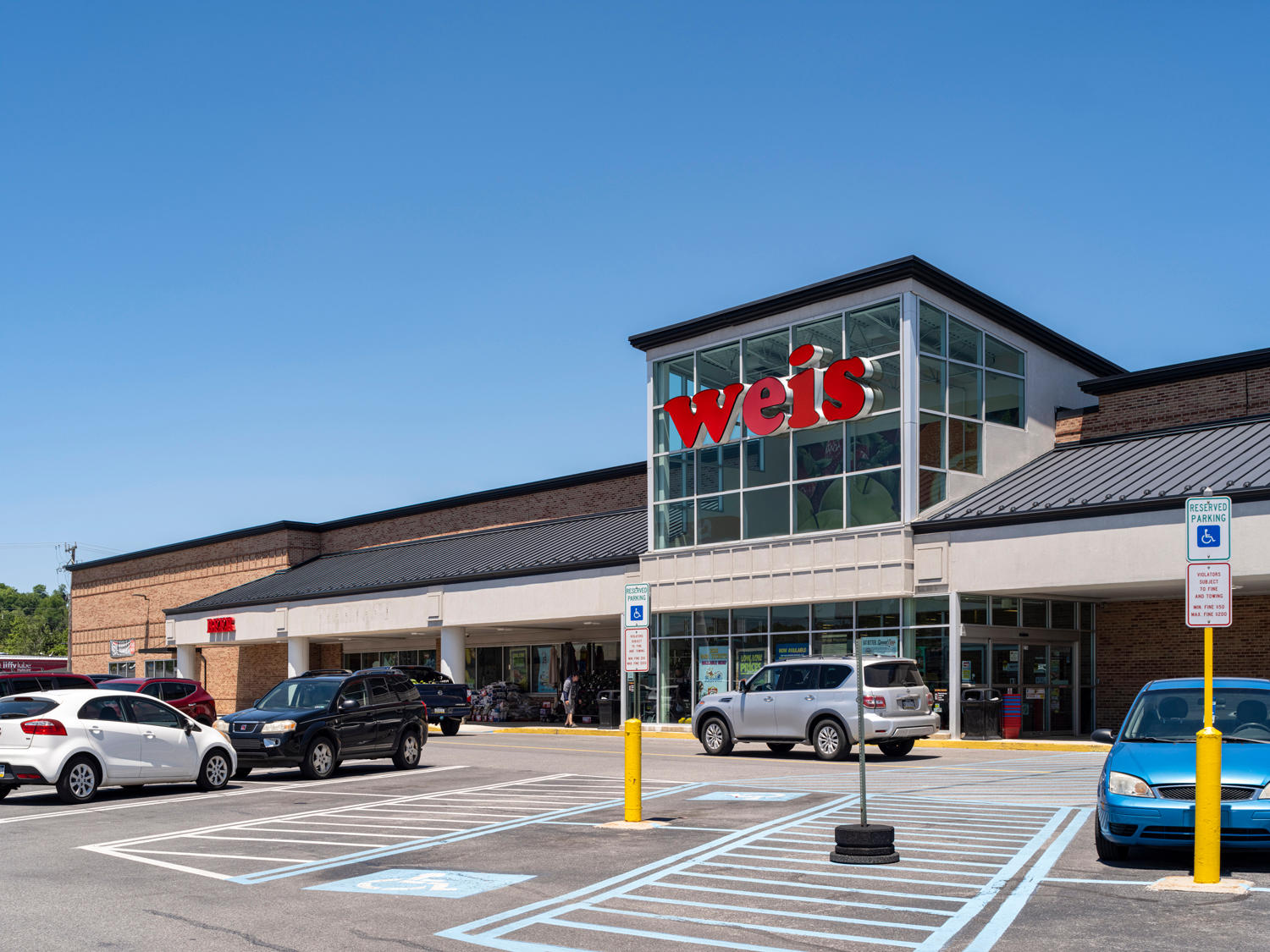 Weis at Park Hills Plaza Shopping Center