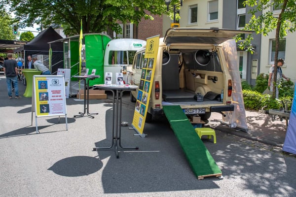Fotogebell Hundefotografie - Carsten Pöhler Fotograf zeigt mobiles Fotostudio auf Straßenfest in Münster, Hundefotografie vor Ort mit professioneller Ausstattung und Beratungsstand.