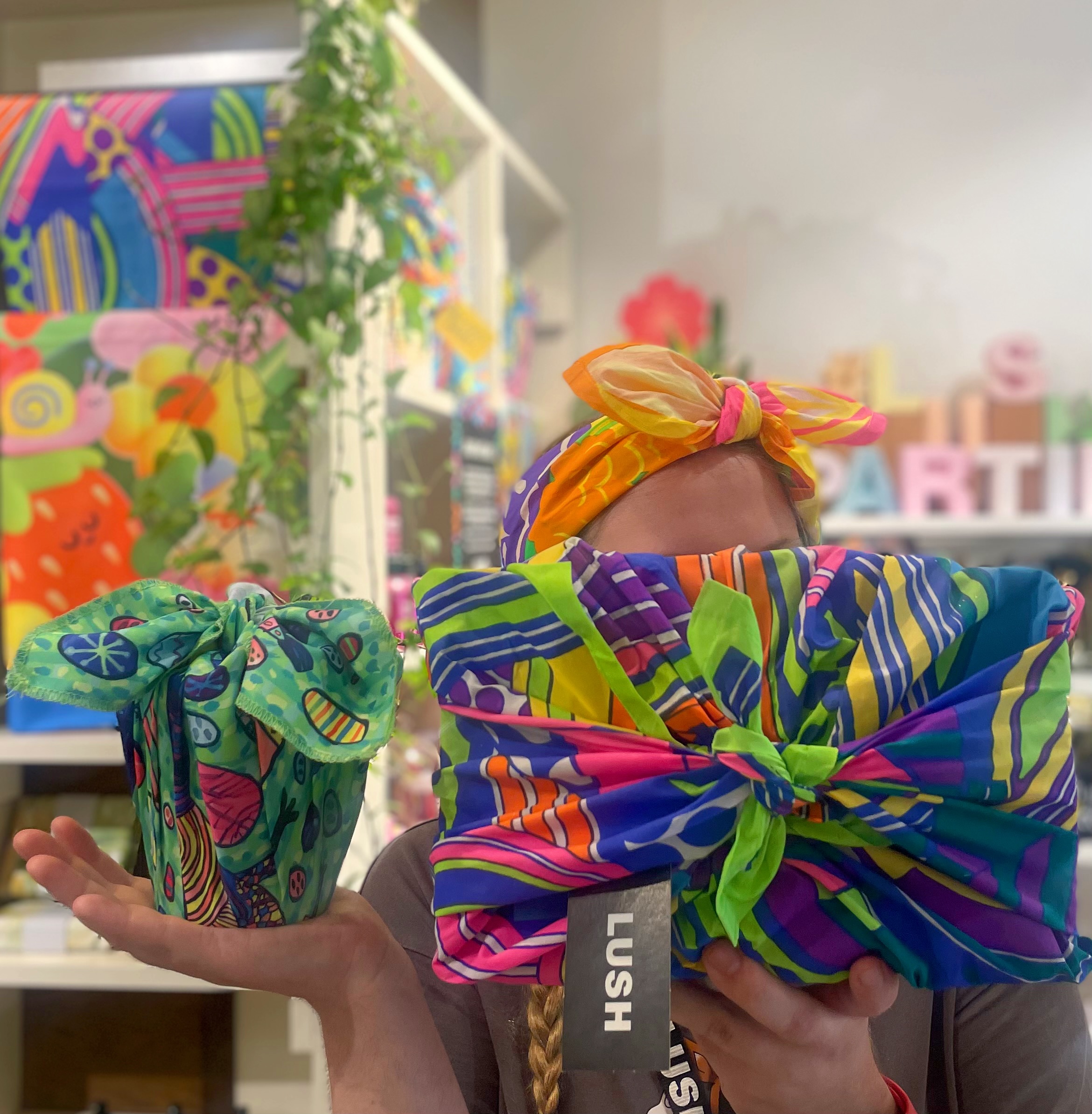 Bild zu Willst du mit uns auf Tuchfühlung gehen? ¿Unsere Knotwraps gibt es in verschiedenen Größen und sie eignen sich nicht nur perfekt als Geschenkverpackung sondern auch als Accessoires!