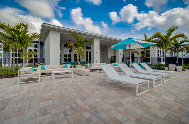 Images Everly Apartments