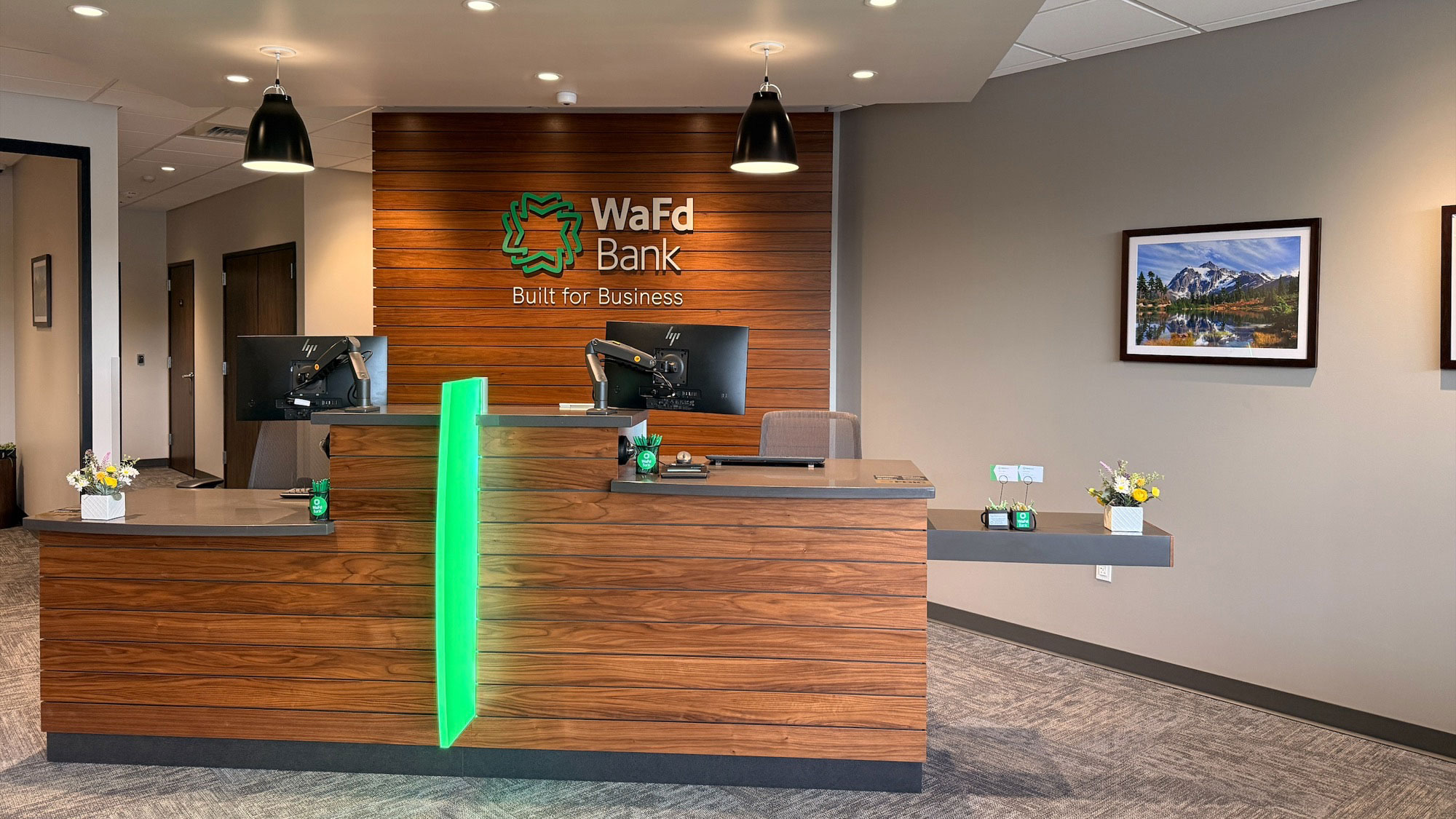 Photo of the WaFd Bank Branch location in Mercer Island, Washington. Located at 7633 SE 27th St, Mercer Island, WA 98040.