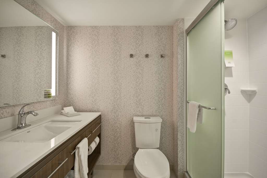 Guest room bath