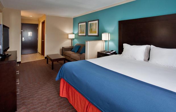 Images Holiday Inn Express & Suites North Kansas City, an IHG Hotel