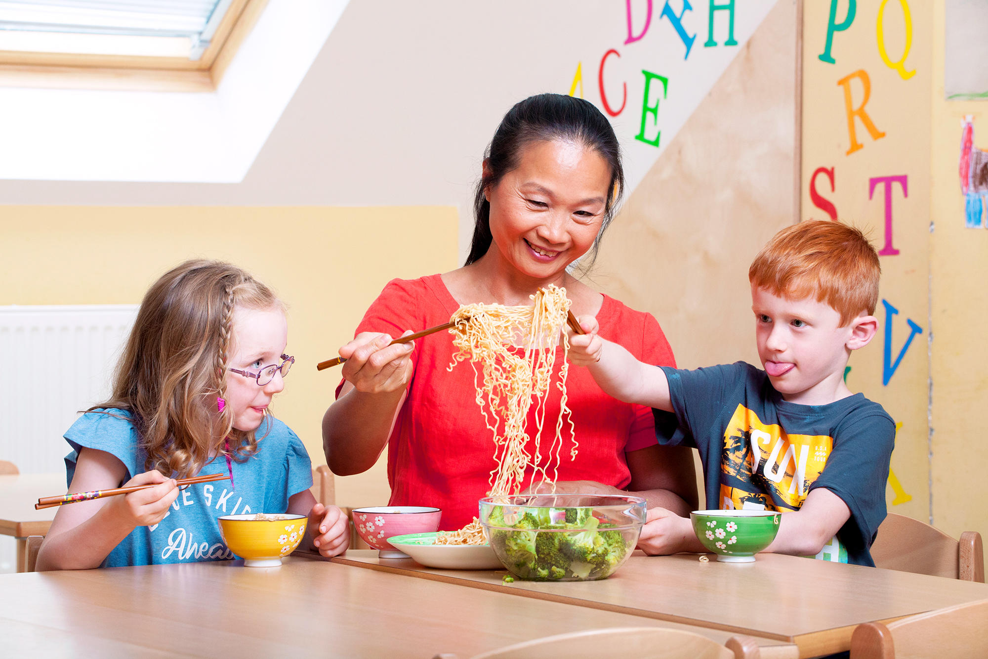 mit Stäbchen essen, asiatische Kultur, außereuropäische Kulturen kennenlernen pme Familienservice Lernwelten Kita Kinderbetreuungseinrichtung Eltern und Kind