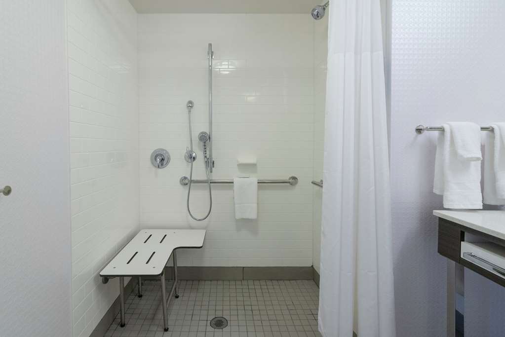 Guest room bath