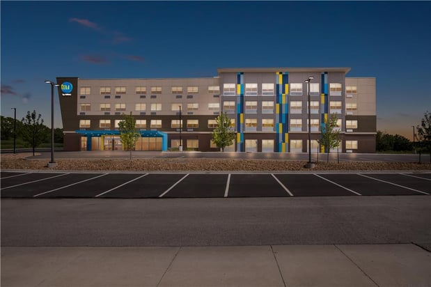 Images Tru by Hilton Kansas City Airport