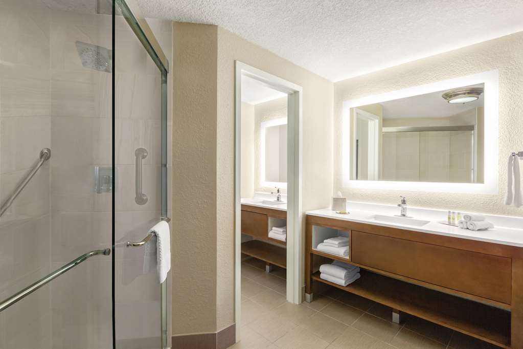 Guest room bath