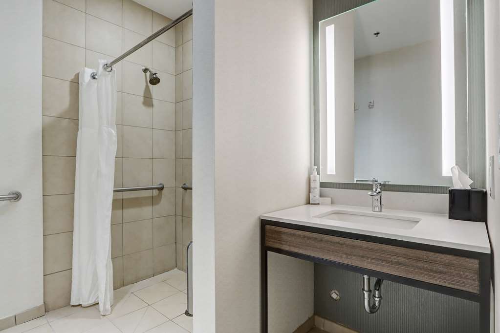 Guest room bath