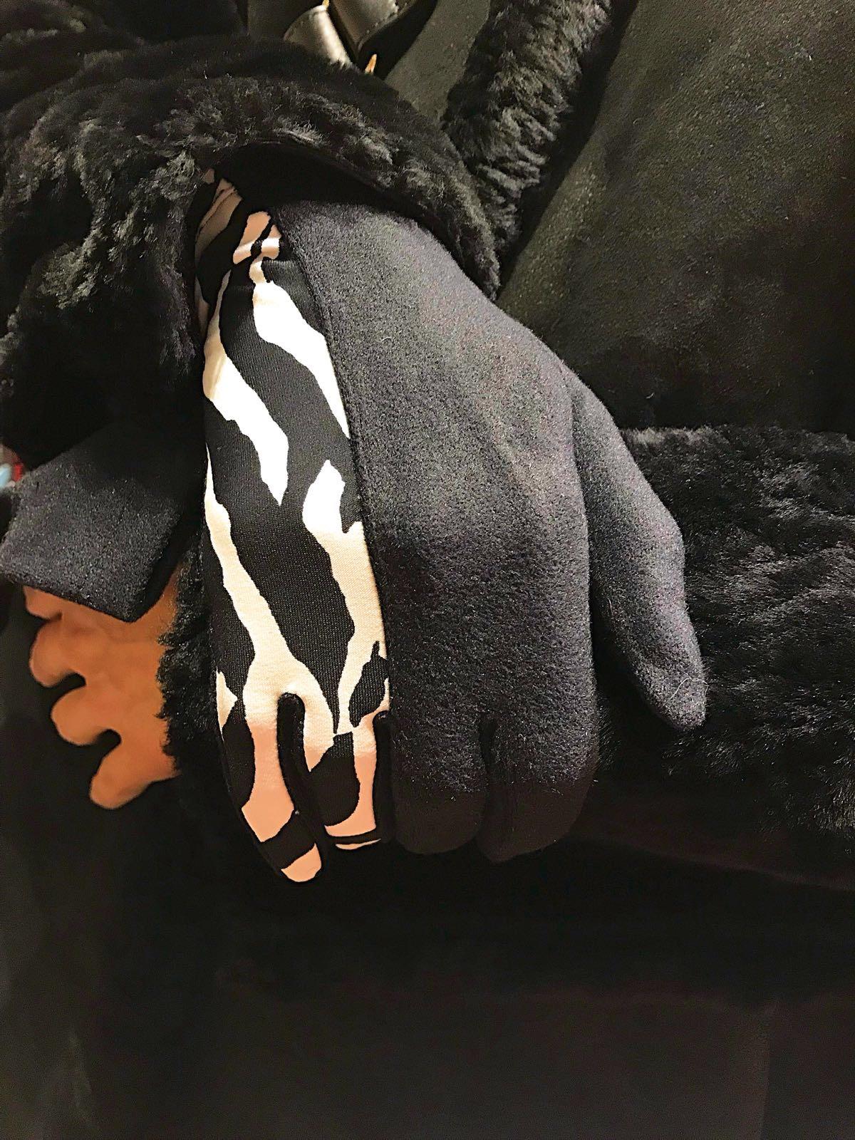 Handschuh am Neubau Gabriele Budweiser, Autohandschuhe, Hochzeitsschirme , FALKE Socken, Hosenträger Manufaktur, Regenschirme, Sonnenschirme UV Protektion, Doppler,  KNIRPS,  EMIL Trinkflasche, Paprcuts, CALEOS Holzschuhlöffel, Seidenhascherln, Selbstbind, Neubaugasse 44 in Wien