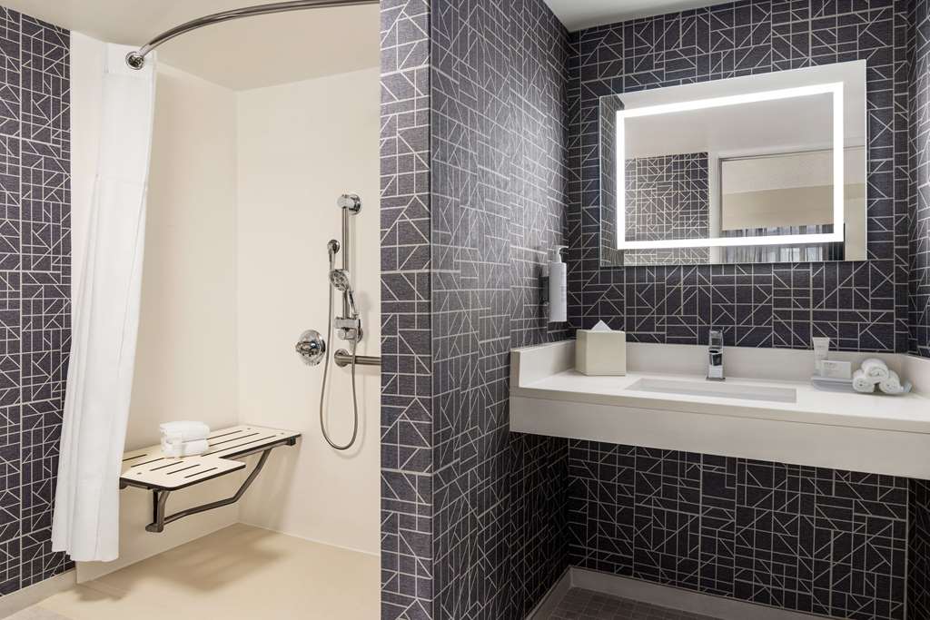 Guest room bath Homewood Suites by Hilton Washington, D.C. Downtown Washington (202)265-8000