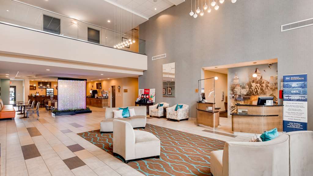 Lobby & Front Desk