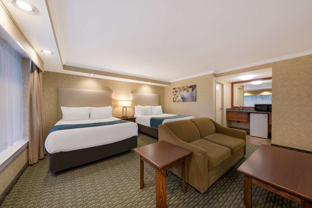 Best Western Voyageur Place Hotel in Newmarket: Suite with 2 Queen Beds and Pull-out Sofa