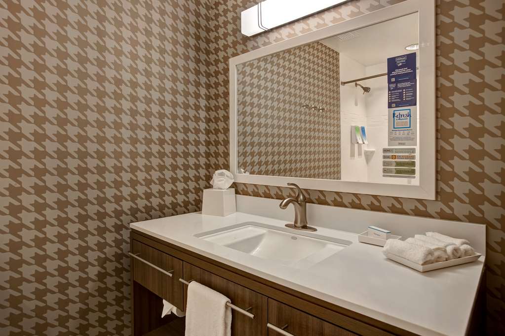 Guest room bath