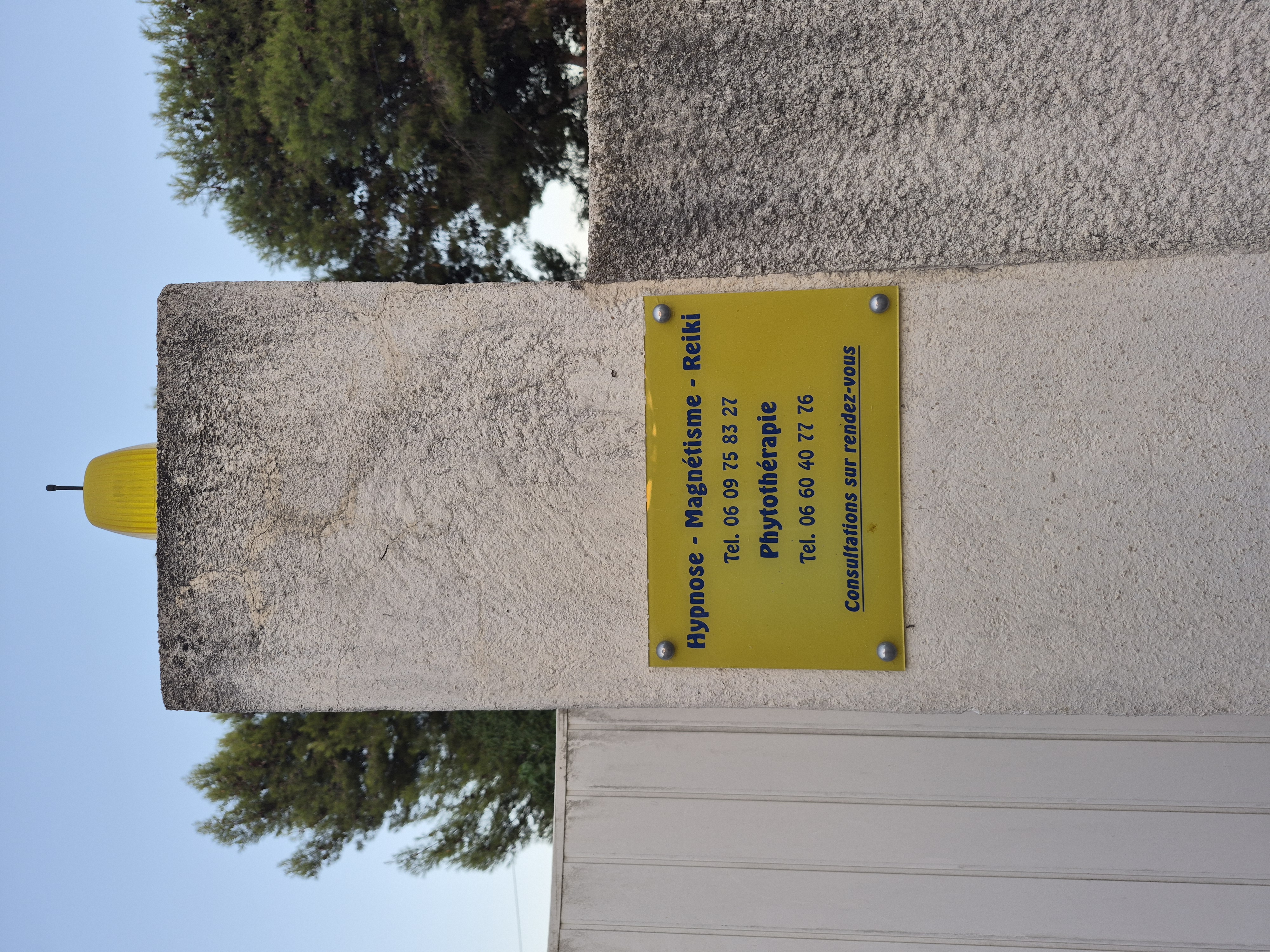 Notre plaque de thérapeute, ainsi que celle de mon épouse qui est Herboriste