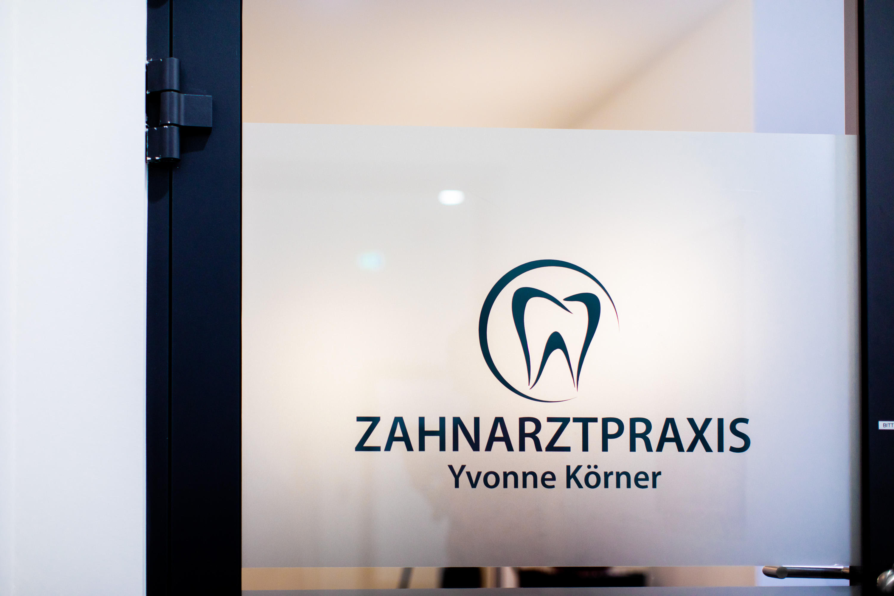 Eingangstür und Logo Zahnarztpraxis Yvonne Körner Leipzig