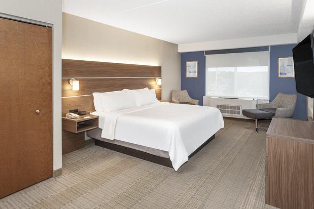 Images Holiday Inn Express & Suites Long Island-East End, an IHG Hotel