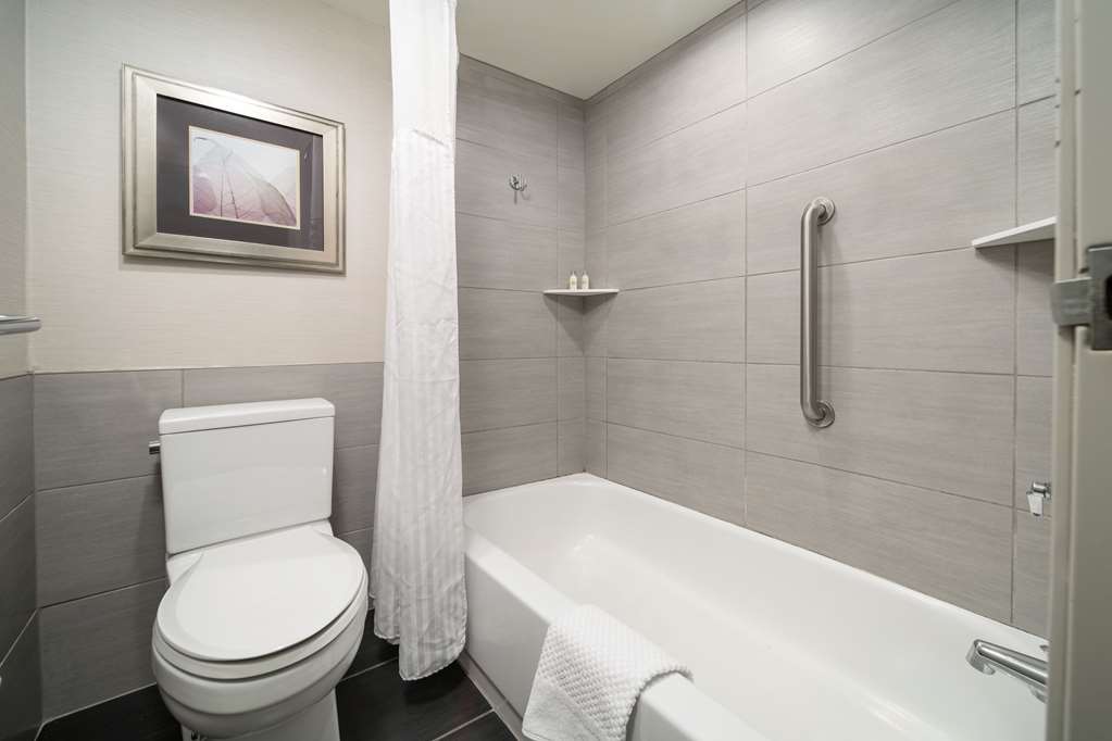 Guest room bath