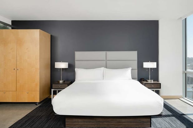 Images hotelVetro Iowa City, Tapestry Collection by Hilton