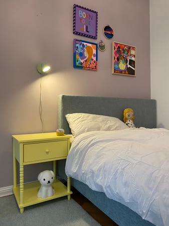 Von Kinderträumen zu Teenager-Vibes: Dieses Zimmer haben wir mit Liebe zum Detail verwandelt. Modernes Design trifft auf frische Farben – eine Wohlfühloase, die zum Träumen, Lernen und kreativ Sein einlädt.