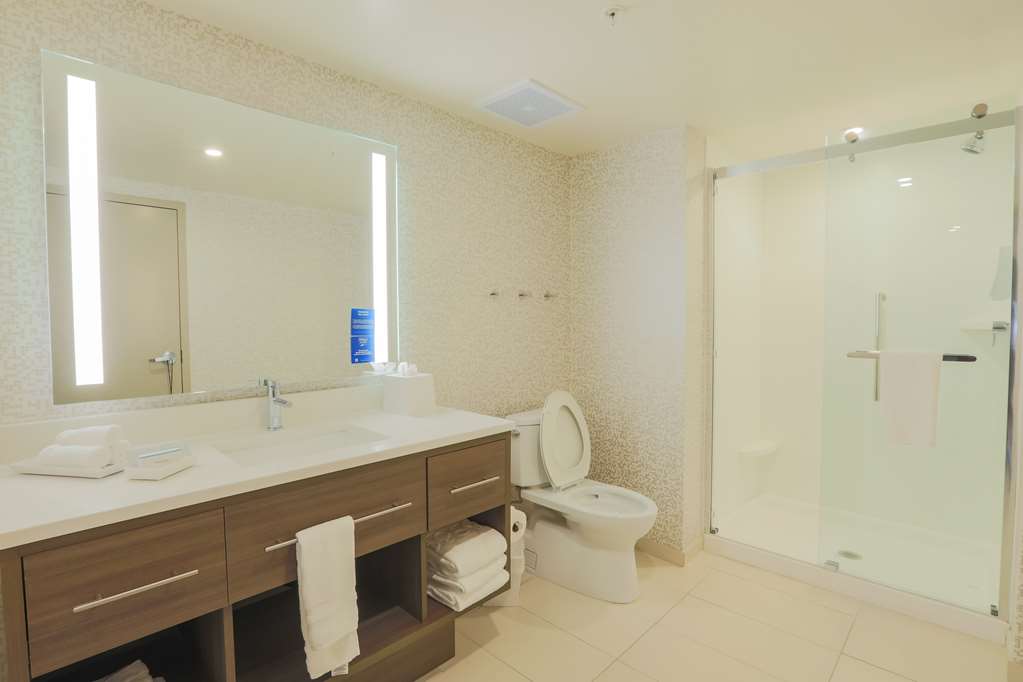 Guest room bath